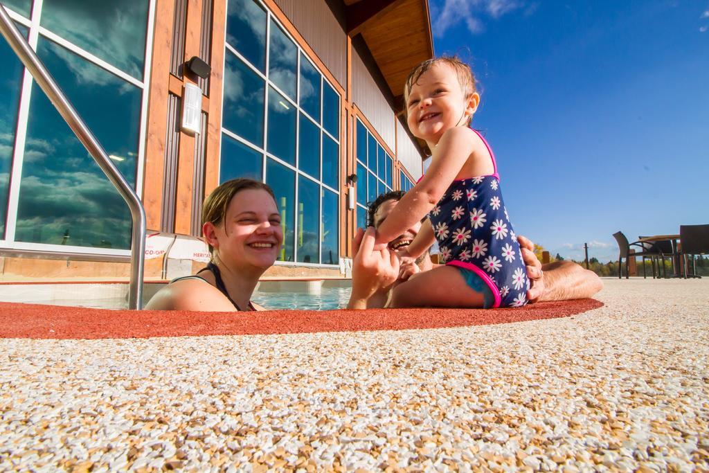 Elkhorn Resort, Spa, And Conference Centre Wasagaming Экстерьер фото