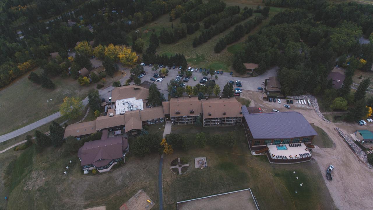 Elkhorn Resort, Spa, And Conference Centre Wasagaming Экстерьер фото